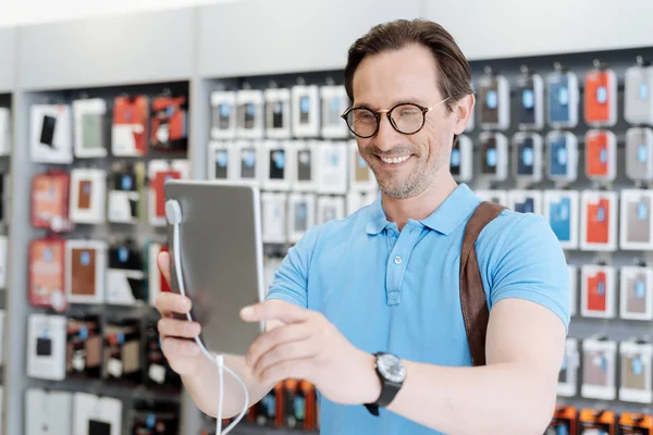 Человек в очках делает автопортрет с цифровым планшетом — стоковое фото