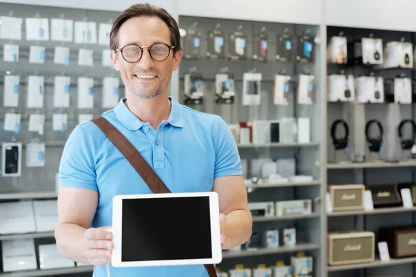 Homem mostrando tablet computador e posando para câmera — Fotografia de Stock