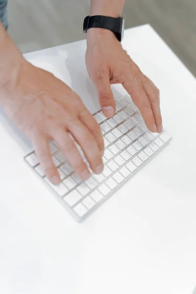 男性手握手在键盘上打字 — 图库照片