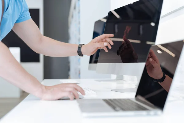 Sidovy på vuxen man som arbetar på mallen dator — Stockfoto