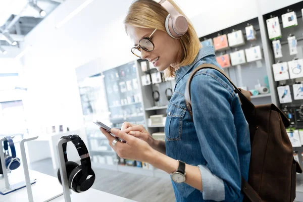 Estudante inteligente compras para fones de ouvido — Fotografia de Stock