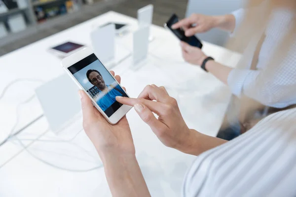 Close-up de clientes testando chamadas de vídeo no smartphone — Fotografia de Stock