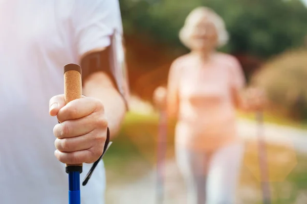 Anziani mano mans tenendo un palo da passeggio — Foto Stock