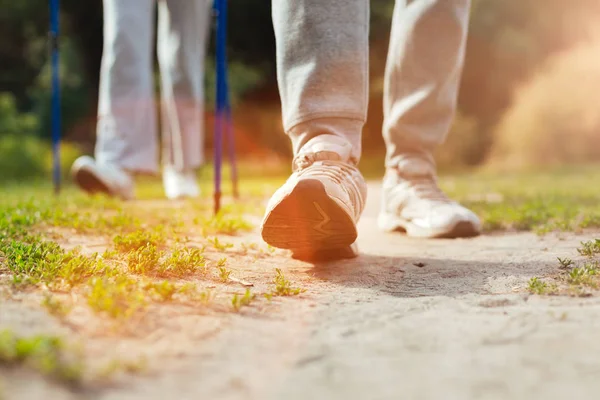 Bir adım yapmak bir bacak yakın çekim — Stok fotoğraf