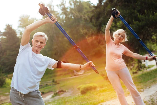 Personnes âgées positives faisant des exercices de flexion — Photo