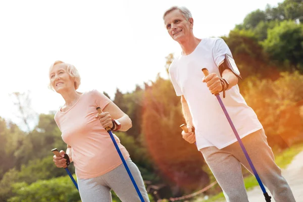 Fröhliche Aktive, die entlang der Strecke gehen — Stockfoto