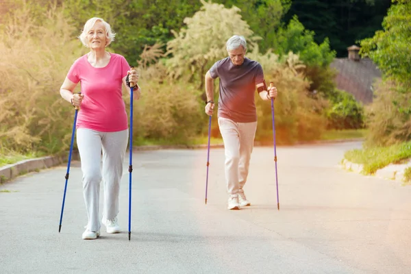 Radosna para starszy utrzymanie fit — Zdjęcie stockowe