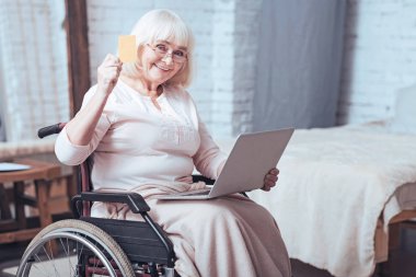 Yaşlı bayan modern Gadget'ı evde test devre dışı