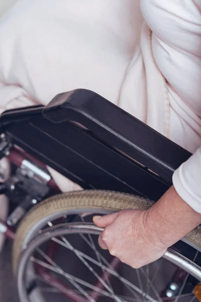 Άτομα με ειδικές ανάγκες ηλικίας γυναίκα που χρησιμοποιούν αναπηρικό αμαξίδιο στο σπίτι — Φωτογραφία Αρχείου
