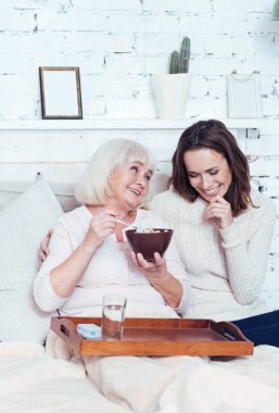 Keyifli torunu ile emekli büyükanne evde kahvaltı keyfi