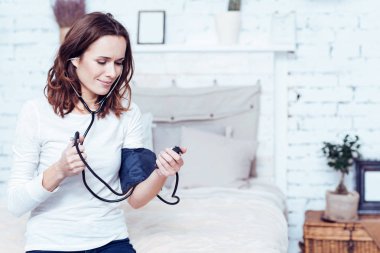 İşin içinde genç kadın tonometer evde kullanma