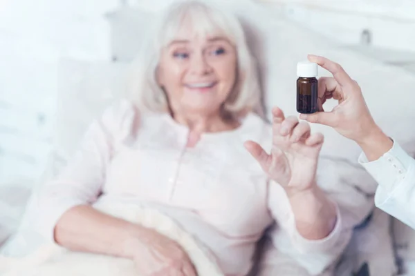 Pensionista optimista recibiendo pastillas en el hospital — Foto de Stock
