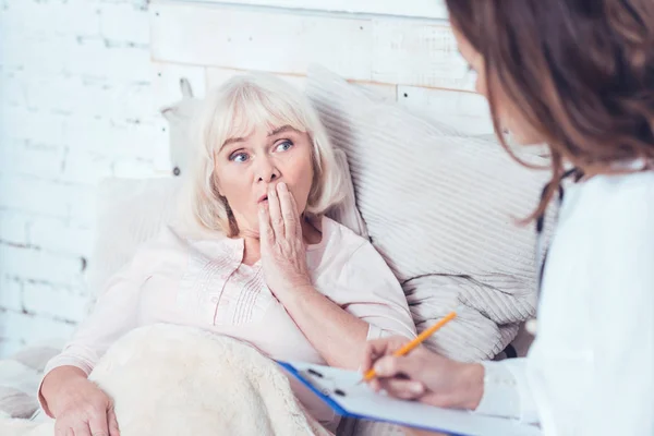 Mulher idosa chocada conversando com terapeuta no hospital — Fotografia de Stock