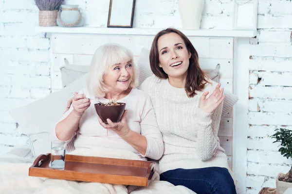 Ispirato giovane donna godendo fine settimana con la vecchia nonna a casa — Foto Stock