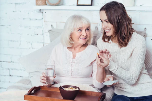 Attente vrouw zorgzame over veroudering moeder thuis — Stockfoto