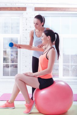 Stajyer bir kadın için egzersiz ile yardım