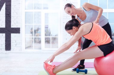 Stajyer destekleyici kadın egzersiz sırasında