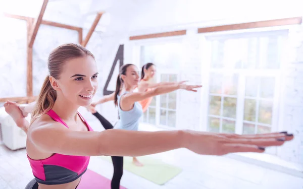 Seitenansicht hübscher Frauen beim Turnen — Stockfoto