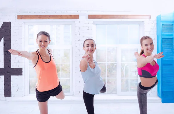 Tre vackra kvinnor under träning — Stockfoto