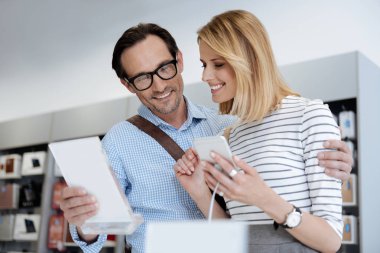 Güzel çift mağazasında yeni smartphone için arıyorsunuz