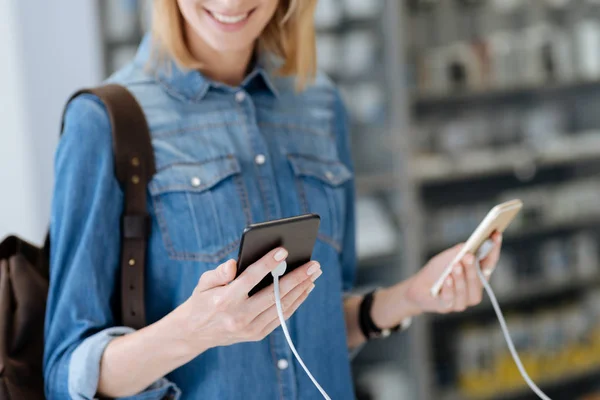 Großaufnahme einer Kundin mit zwei Smartphones — Stockfoto