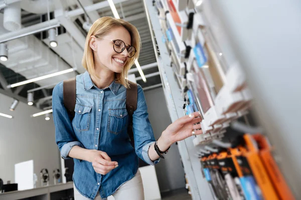 Feliz señora rubia de compras para la nueva cubierta del teléfono celular —  Fotos de Stock