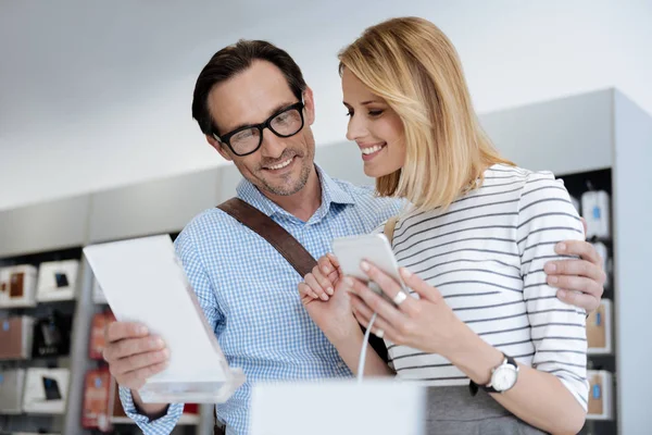 Güzel çift mağazasında yeni smartphone için arıyorsunuz