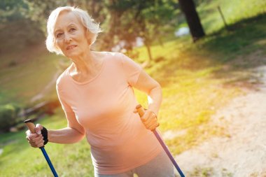 Onun sağlığı hakkında bakım hoş kadın kıdemli