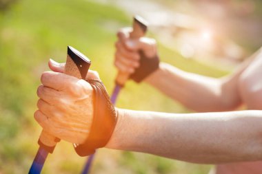 Yürüyen bir kutup tutan bir sportif etkin adamın elini