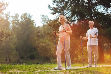 Ormanda yürüyüş neşeli yaşlı insanlar