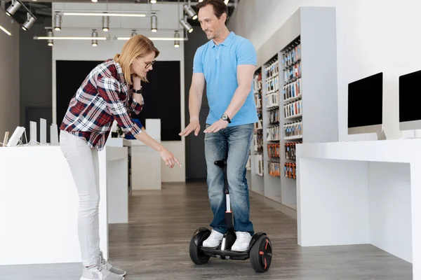 Verkoper weergegeven: vrouwelijke klant self balancing scooter — Stockfoto