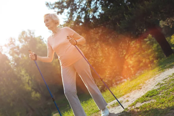 Bella donna sportiva essere nel parco — Foto Stock