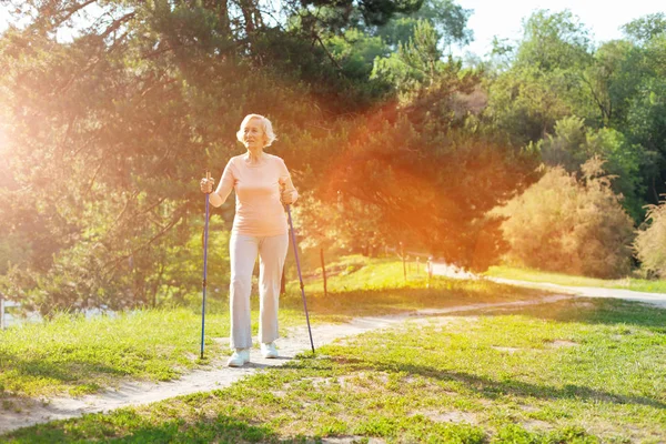 Mujer positiva alegre caminando en el parque — Foto de Stock