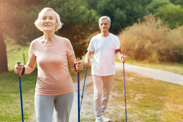 Piacevole anziana donna godendo l'attività a piedi — Foto Stock