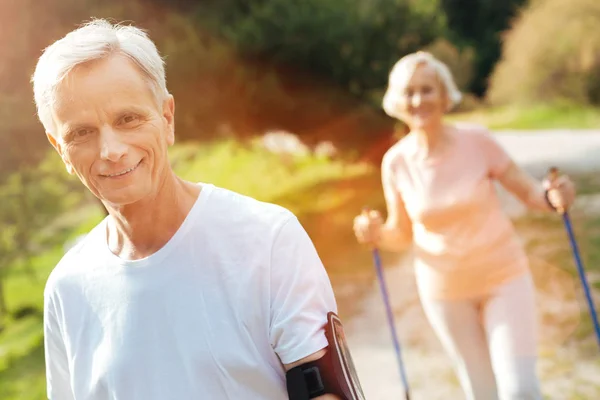 Feliz hombre alegre sonriendo — Foto de Stock