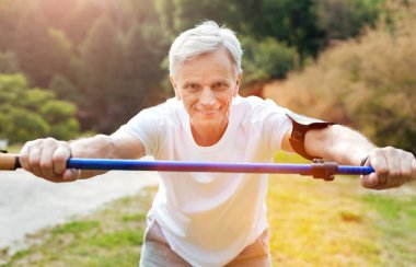 Neşeli aktif adam yürüyen bir kutup ile egzersiz