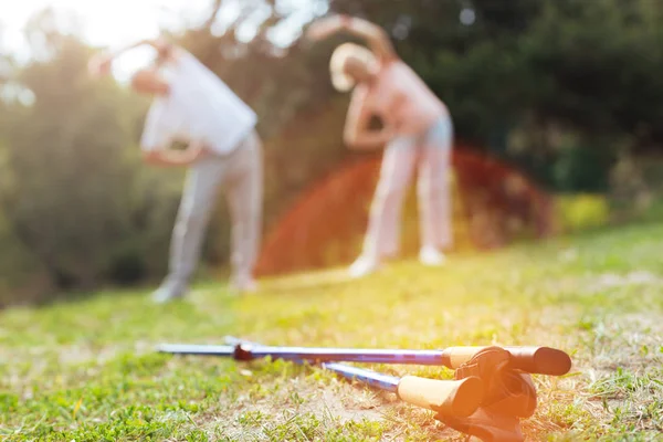 Équipement de sport couché sur le sol — Photo