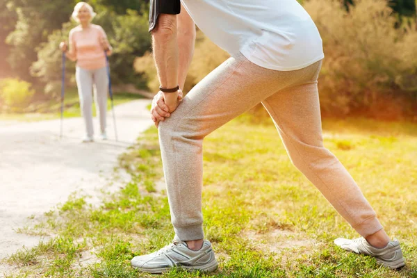 Buen hombre deportivo haciendo un ejercicio físico — Foto de Stock