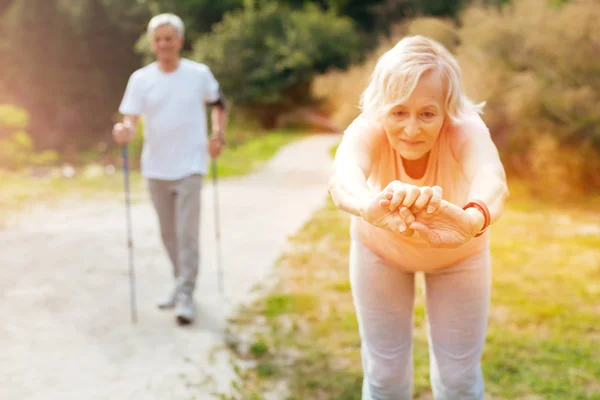 Femme âgée active faisant un exercice de flexion — Photo