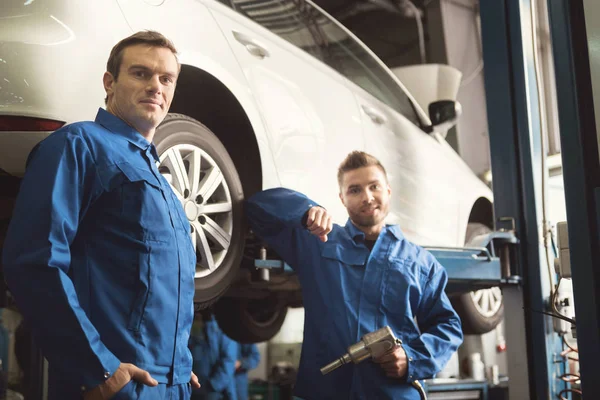 Excelente mecánica local reparación de coches clientes — Foto de Stock