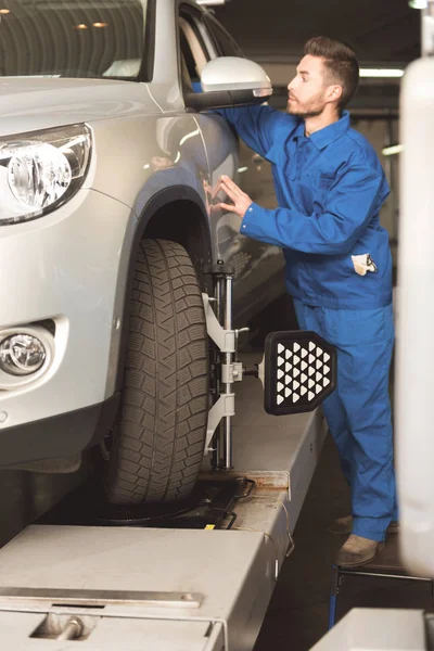 Especialista determinado verificando pneus do automóvel — Fotografia de Stock