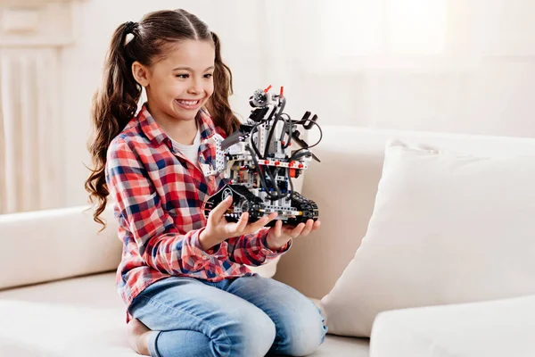 Menina encantada brincando com robô — Fotografia de Stock