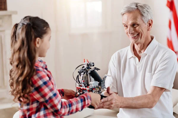 Foto de perfil da menina que dando seu brinquedo — Fotografia de Stock