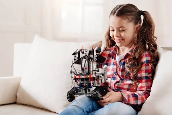 Deliziosa piccola femmina mantenendo il suo robot in entrambe le mani — Foto Stock
