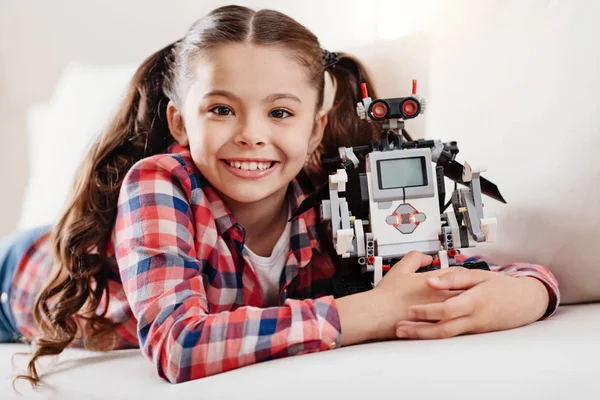 Retrato de una niña bonita que abraza a su robot —  Fotos de Stock
