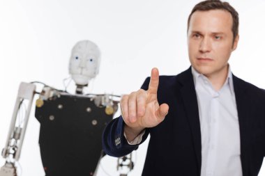 Bir ekran dokunarak ciddi yakışıklı adam