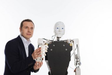 Yapay uzuv işlevlerini test dikkatli üretken adam