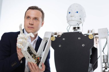 Robot tarafından ele sahip hassas heyecanlı adam