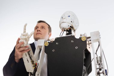 Onun robot gösteren akıllı genç mucit