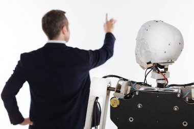 Onun laboratuarda bilgisayar kullanarak ilerici parlak bilim adamı